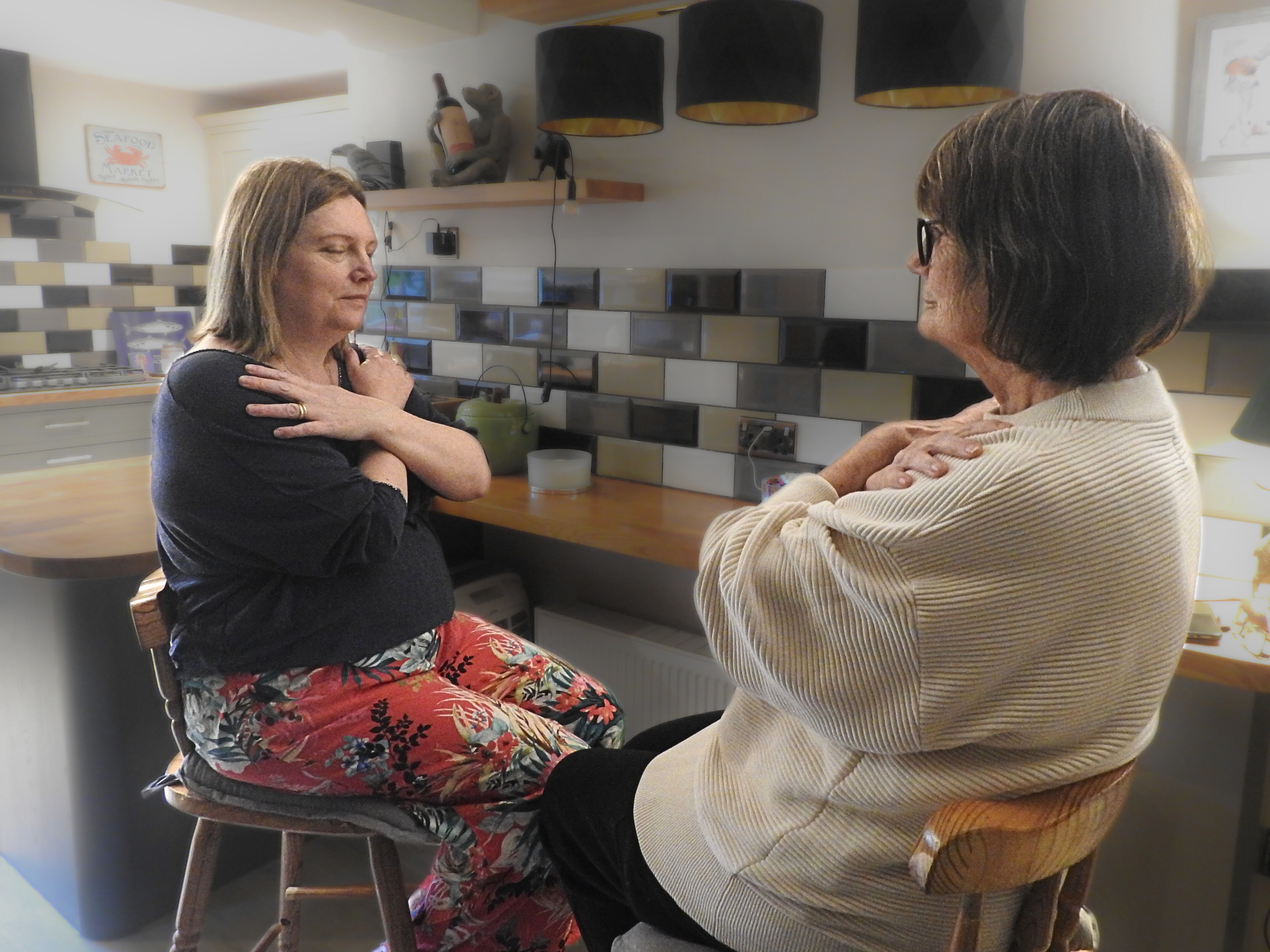 Havening session with female demonstrating the arm to shoulder technique.